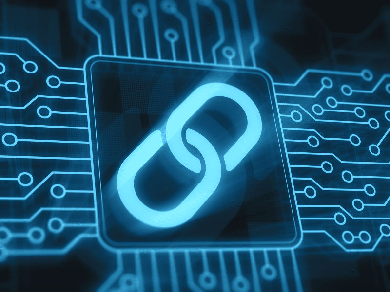Ícone de corrente interligada sobre um circuito eletrônico, representando segurança e integridade de dados.