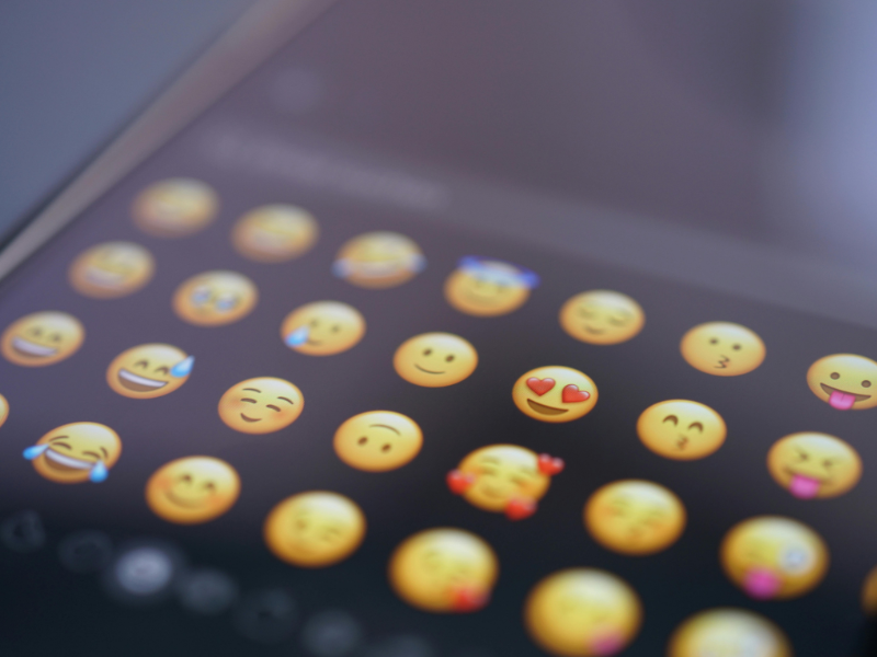 Tela de smartphone exibindo vários emojis de reações em um aplicativo de mensagens.