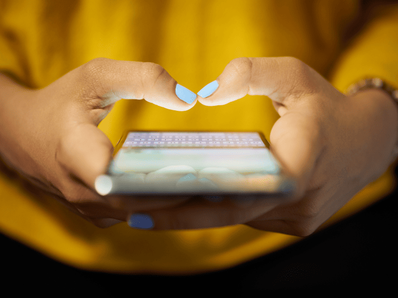 Pessoa mexendo no WhatsApp 