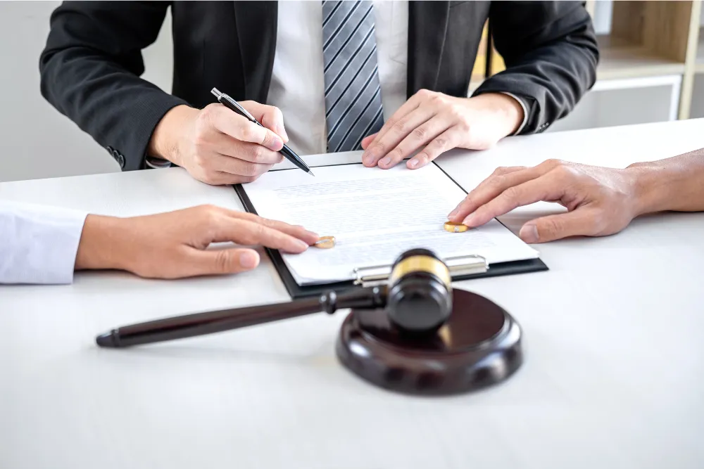 
dois homens e uma mulher em uma consulta jurídica
