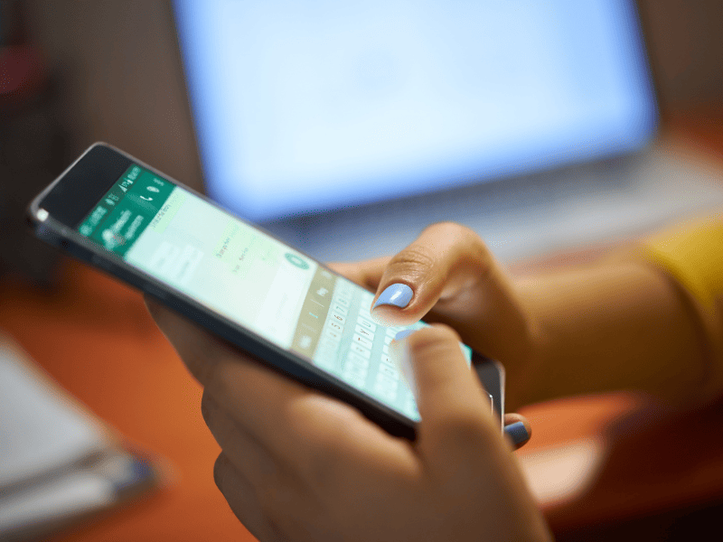 Pessoa mexendo no aplicativo WhatsApp