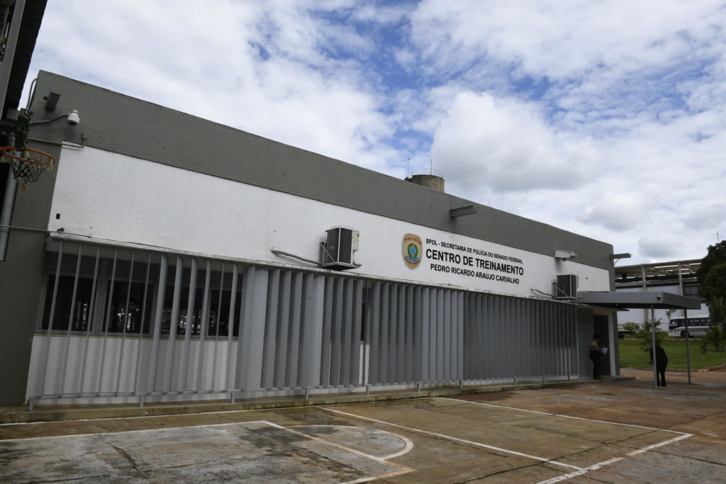 A imagem mostra o "Centro de Treinamento Pedro Ricardo Araújo Carvalho", local de capacitação dos servidores da Polícia Legislativa do Senado.
