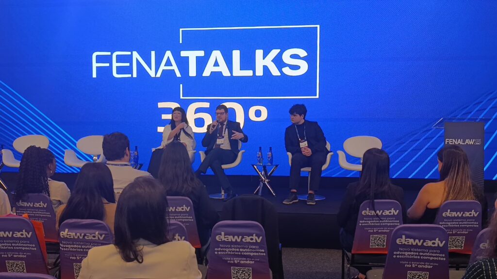 Regina Acutu (à esquerda), João de Senzi (centro) e Rafael Maltego (à direita) durante a palestra "O Caso Felca: A Defesa Jurídica contra a Difamação na Era Digital".
