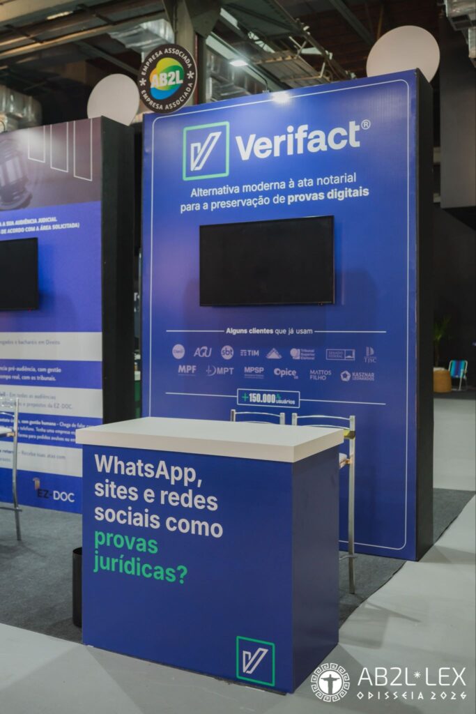 Estande da Verifact no evento AB2L Lawtech Experience, com painel azul exibindo informações sobre preservação de provas digitais e balcão com a frase “WhatsApp, sites e redes sociais como provas jurídicas?”.