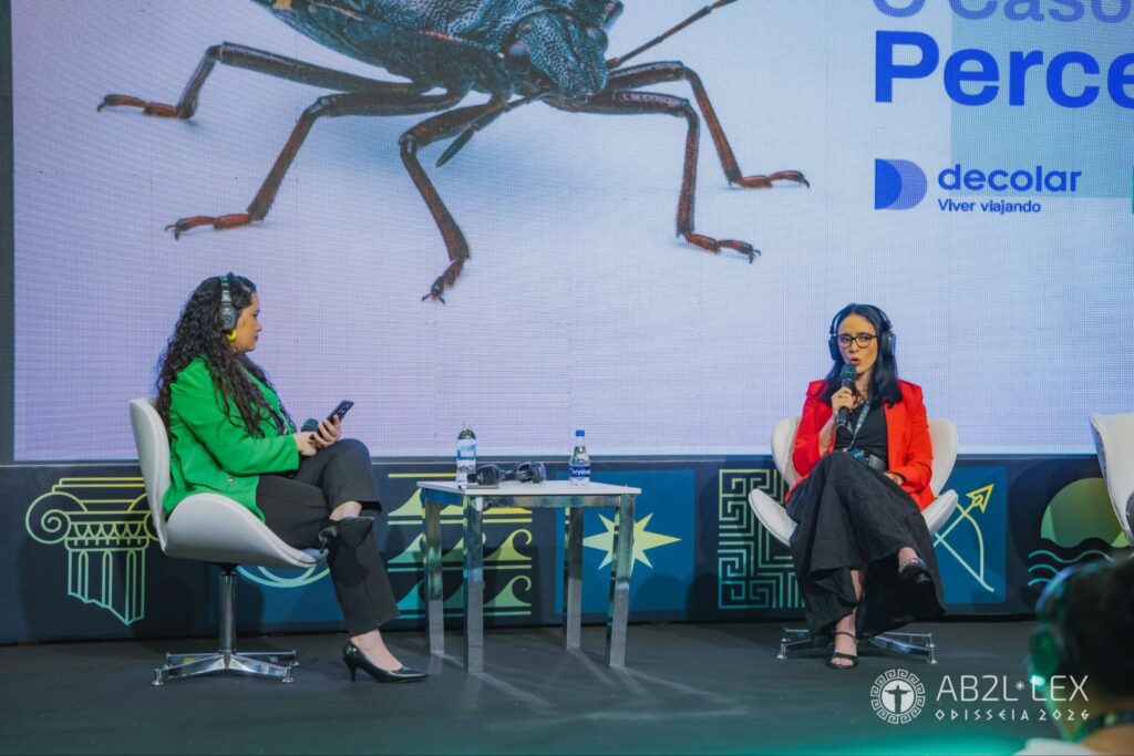 Lívia Simões, à esquerda, e Michelly de Sá Góes, à direita, na palestra “O Caso do Percevejo: Como a Tecnologia Desmascarou uma Fraude Processual contra a Decolar.com, na AB2L Lawtech Experience 2026.
