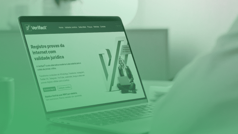 Notebook exibindo o site da Verifact aberto, com página sobre registro de provas digitais, em ambiente de trabalho.