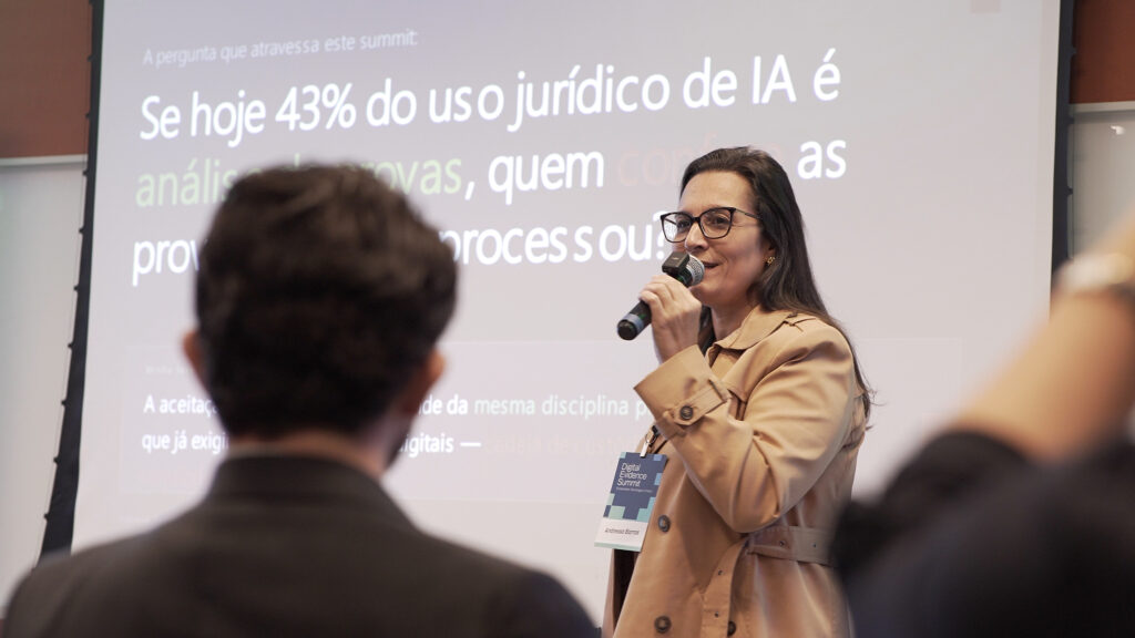 Andressa Barros fala sobre inteligência artificial no Judiciário durante o Digital Evidence Summit 2026