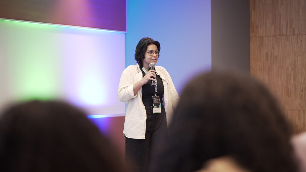 Dalila Pinheiro, do Escavador, discute deepfakes e confiança digital no DES 2026