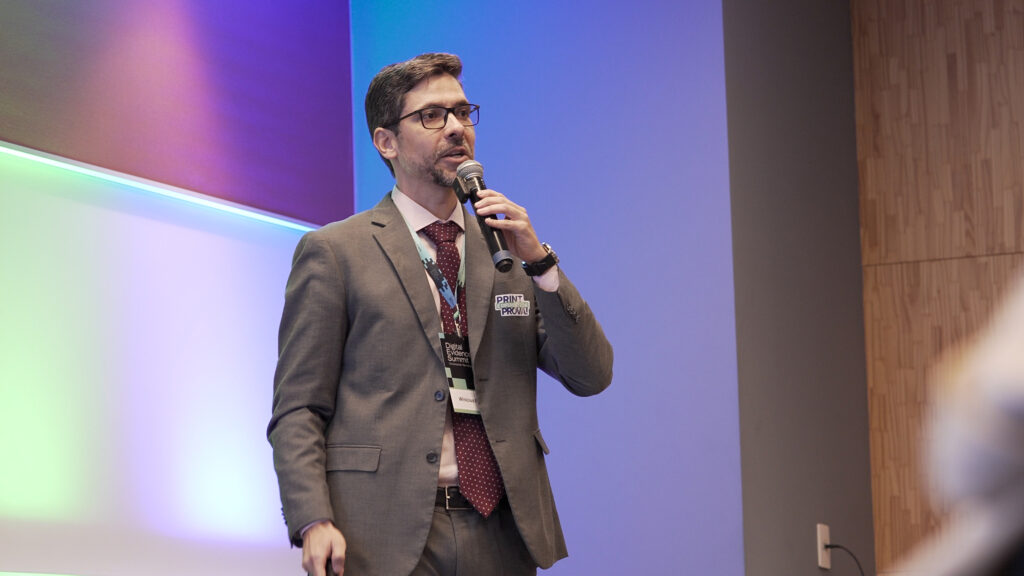 Winícius Ferraz Neres, do MPF, fala ao microfone no Digital Evidence Summit 2026